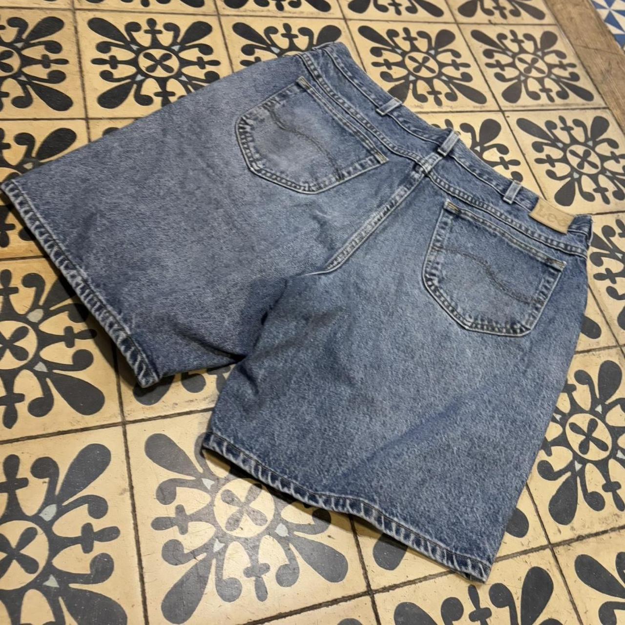 JRT440P - American Vintage Retro Essential Lee Blue Wash Denim Shorts Jorts with detailed patch Logo hip hop baggy wide leg 90s 00s y2k grunge streetwear style workwear #hiphop #90s #jorts #skater #lee