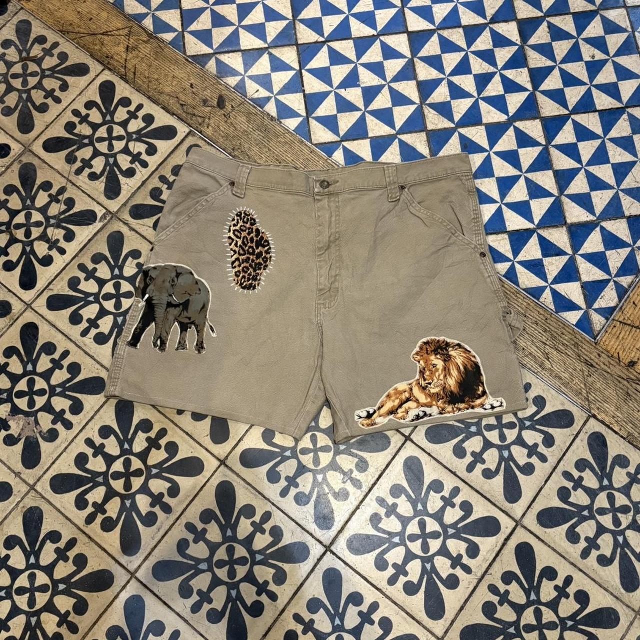 JRT133 - Vintage Retro Essential Wrangler Tan Workwear Carpenter Shorts Jorts with detailed animal patches #y2k #patchwork #jorts #wrangler #safari