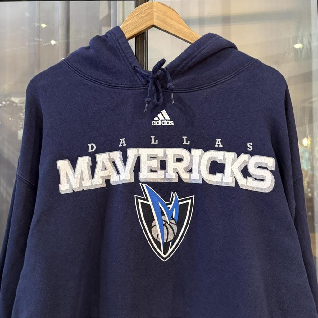 MA0109FC-P - Vintage Retro Essential Navy Adidas Dallas Mavericks Sweatshirt Hoodie with centre spell out print logo #nba #dallas #mavericks #adidas #y2k