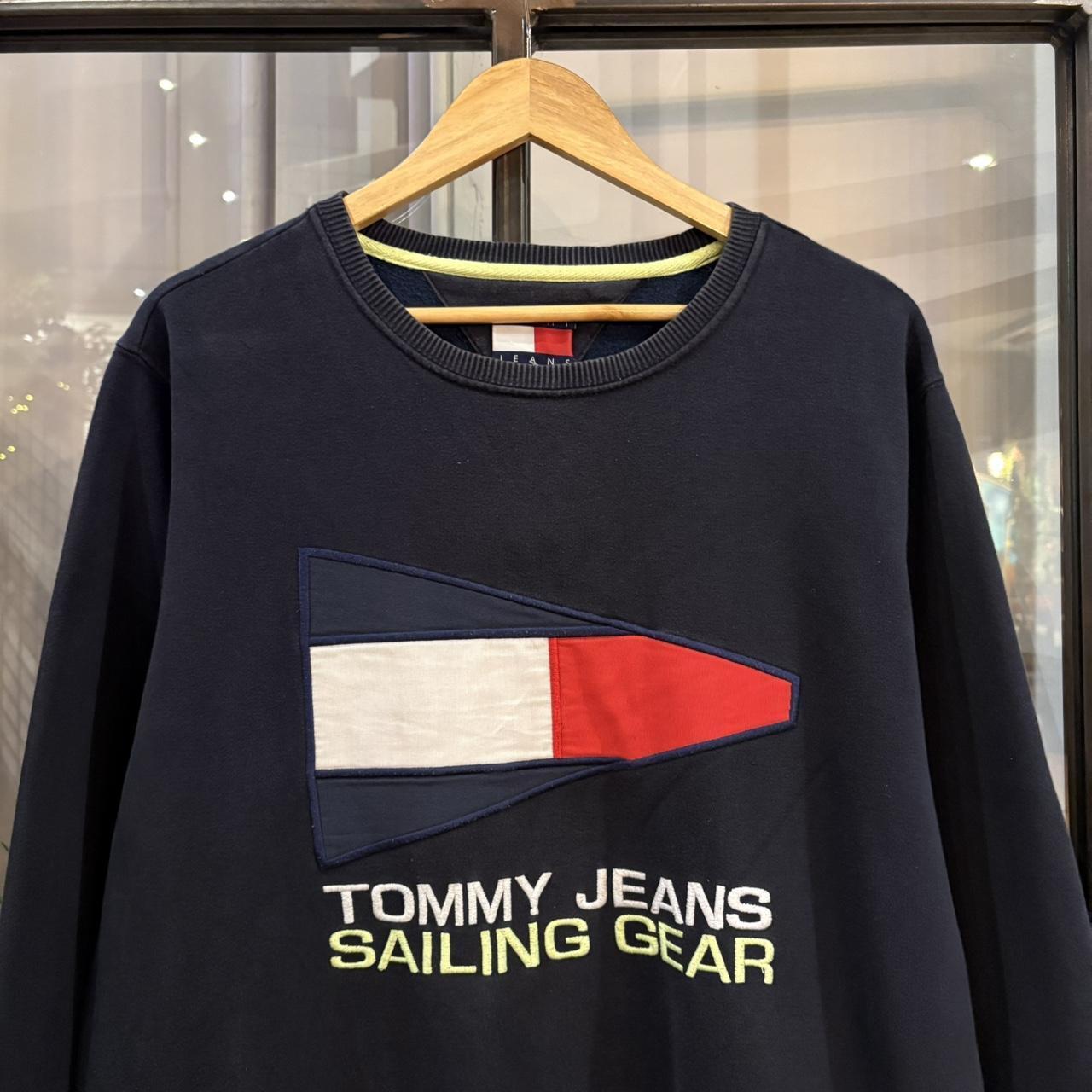 MA0109CX-F - Vintage Retro Essential Navy Tommy Hilfiger Sailing Gear Crewneck Jumper Sweatshirt with embroidered patch and arm logo #90s #sportswear #essential #y2k #brand