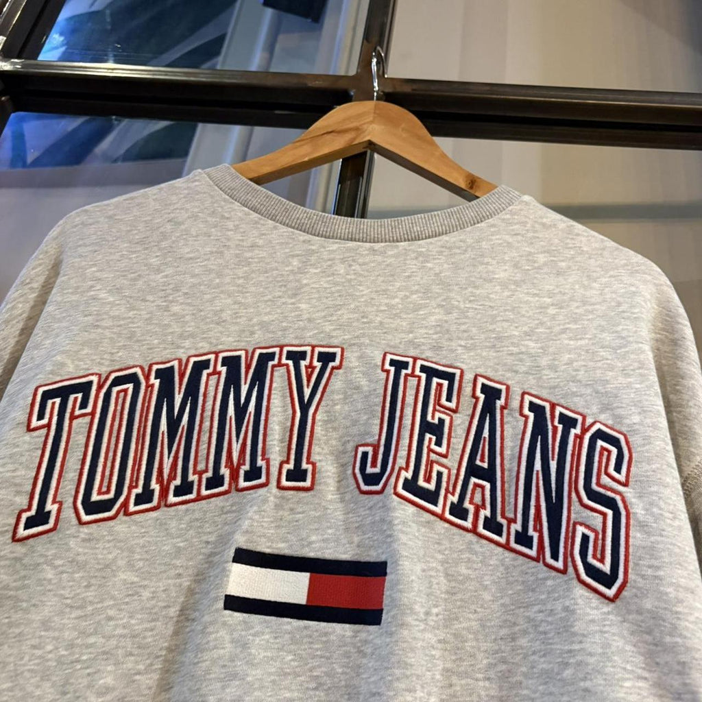 MA2207CC-P - Vintage Retro Essential Grey Tommy Hilfiger Crewneck Jumper Sweatshirt with embroidered patch spell out logo #90s #sportswear #essential #y2k #tommy