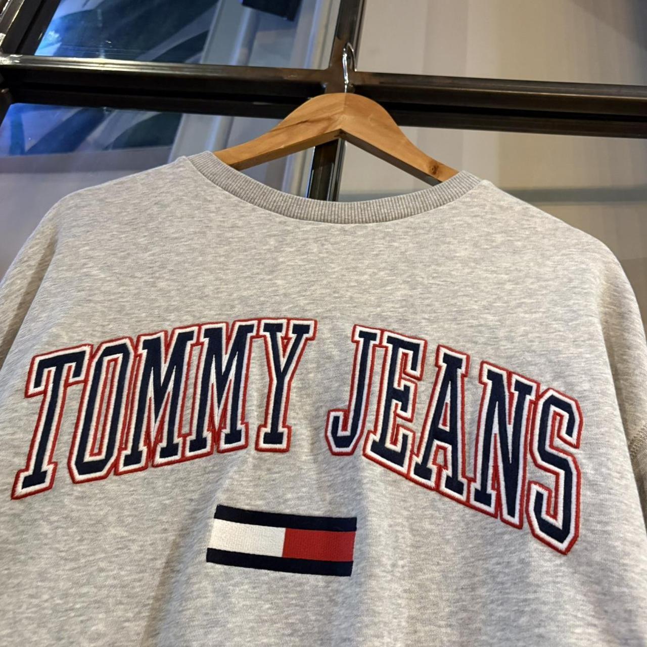 MA2207CC-P - Vintage Retro Essential Grey Tommy Hilfiger Crewneck Jumper Sweatshirt with embroidered patch spell out logo #90s #sportswear #essential #y2k #tommy