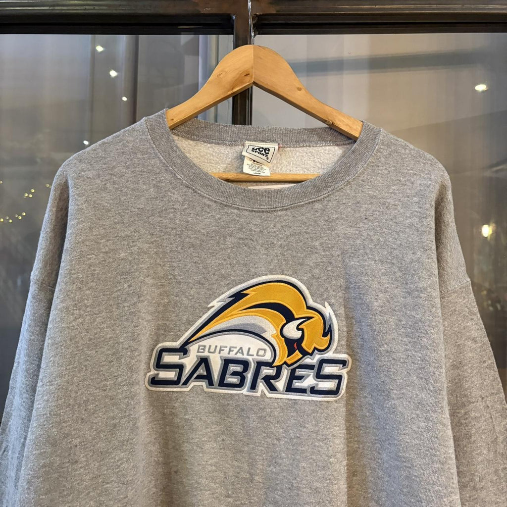 Vintage Retro Essential Grey NHL Buffalo Sabres Ice Hockey Crewneck Jumper Sweatshirt with embroidered patch logo #90s #sportswear #buffalosabres #icehockey #nhl