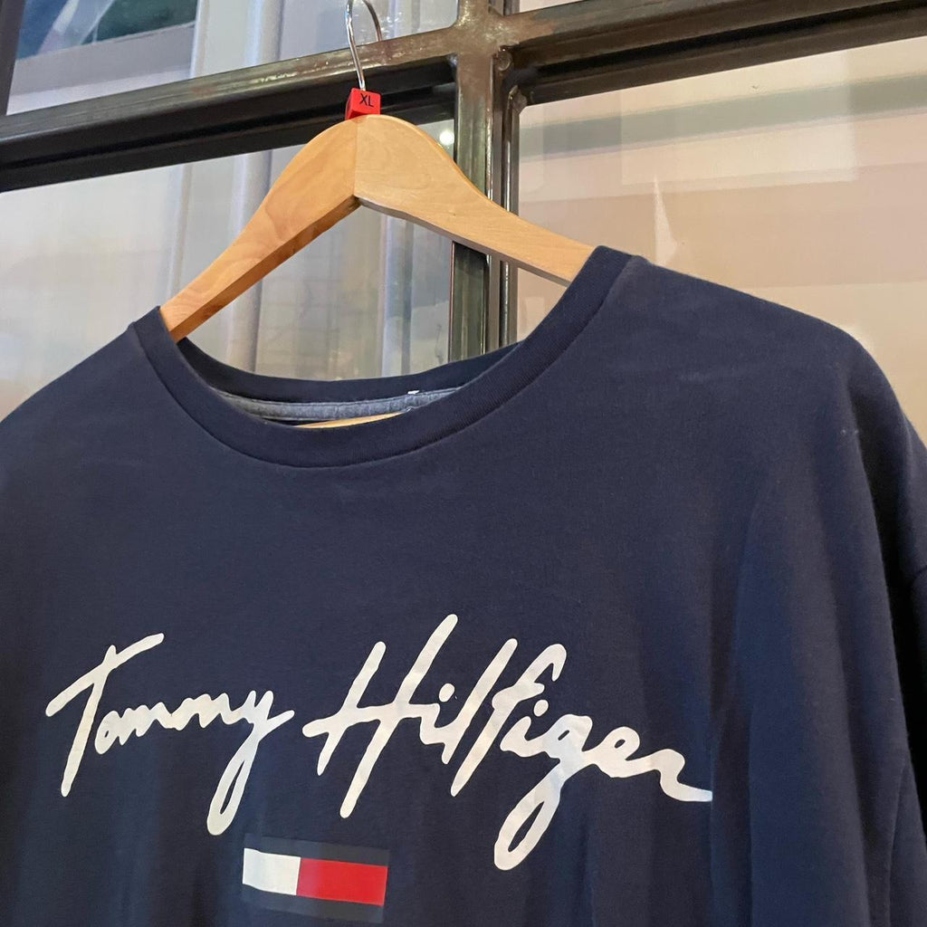 1224F43P - Vintage Retro Essential Navy Tommy Hilfiger Logo Spellout Graphic Print Top Tee T-shirt #90s #graphic #top #essential #tommy