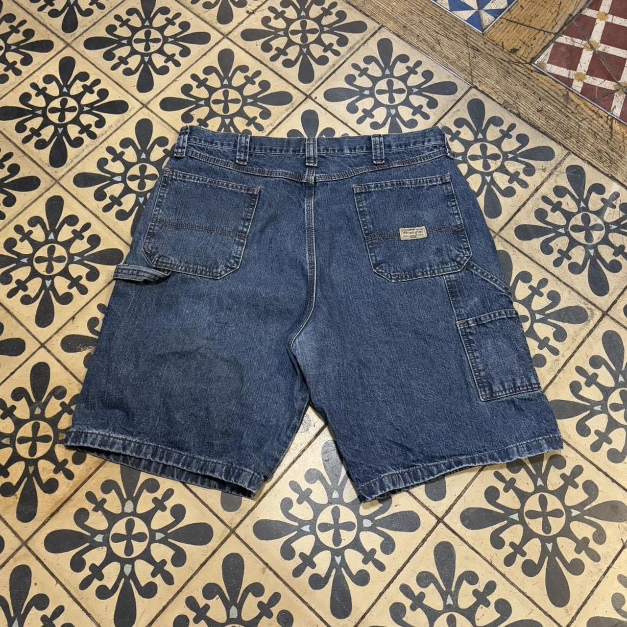 JRT438P - American Vintage Retro Essential Wrangler Blue Wash Denim Shorts Jorts with detailed patch Logo hip hop baggy wide leg 90s 00s y2k grunge streetwear style workwear #hiphop #90s #jorts #skater #wrangler