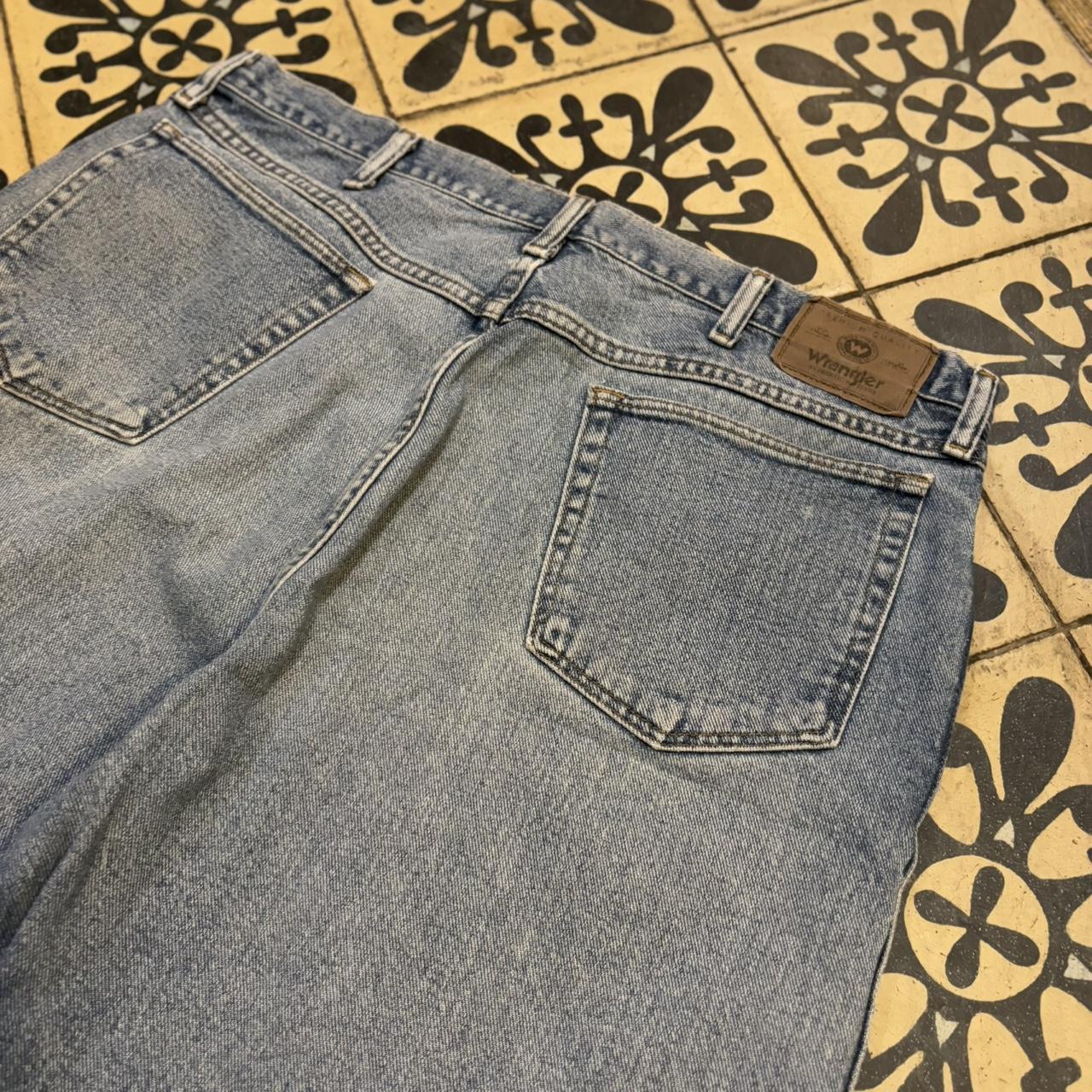 JRT452P - American Vintage Retro Essential Wrangler Light Blue Wash Denim Shorts Jorts with detailed patch Logo hip hop baggy wide leg 90s 00s y2k grunge streetwear style workwear #hiphop #90s #jorts #skater #wrangler