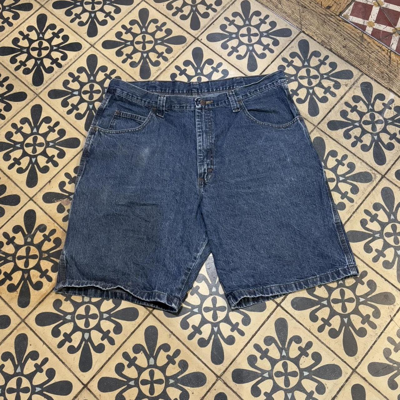 JRT438P - American Vintage Retro Essential Wrangler Blue Wash Denim Shorts Jorts with detailed patch Logo hip hop baggy wide leg 90s 00s y2k grunge streetwear style workwear #hiphop #90s #jorts #skater #wrangler