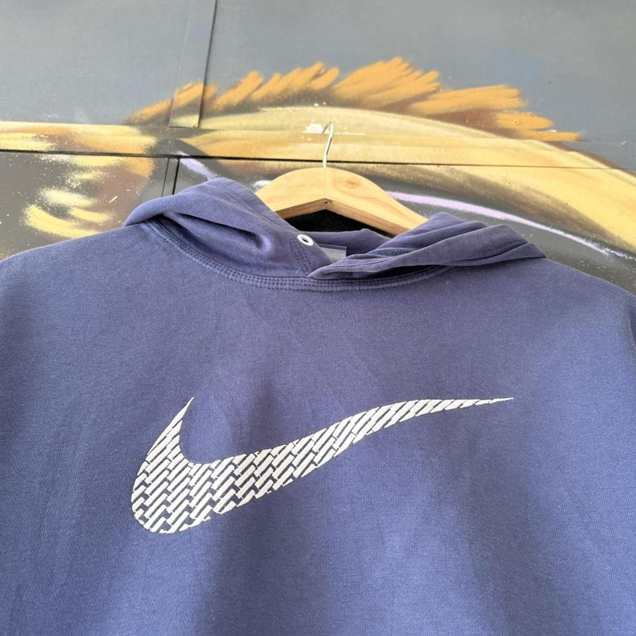 MA0109JE-U - Vintage Retro Essential Navy Nike Sweatshirt Hoodie with embroidered textured geometric swoosh centre logo #90s #sportswear #essential #nike #y2k