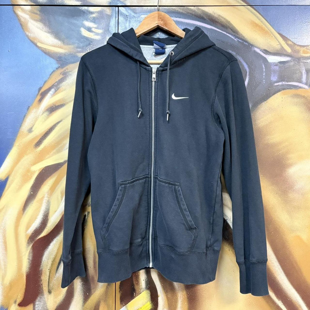 VIN0902F-U - Vintage Retro Essential Black Full Zip Nike Sweatshirt Hoodie with embroidered swoosh logo #90s #sportswear #essential #nike #y2k