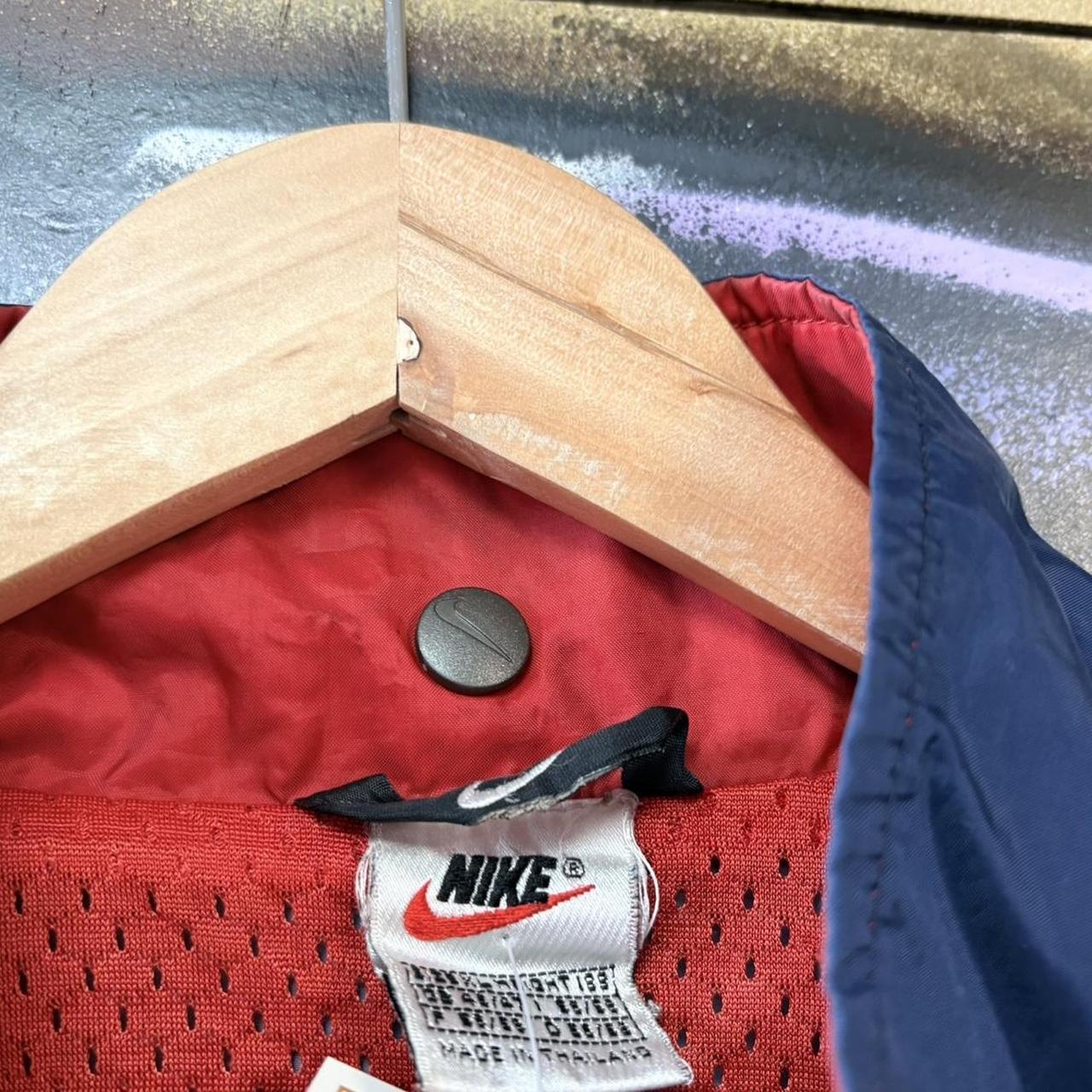 MES2710KL-U -  Vintage Retro Essential Navy Red Nike Lightweight Full Zip Up windbreaker sports jacket with block spell out embroidered back logo and front chest swoosh #sportswear #90s #y2k #nike #jacket
