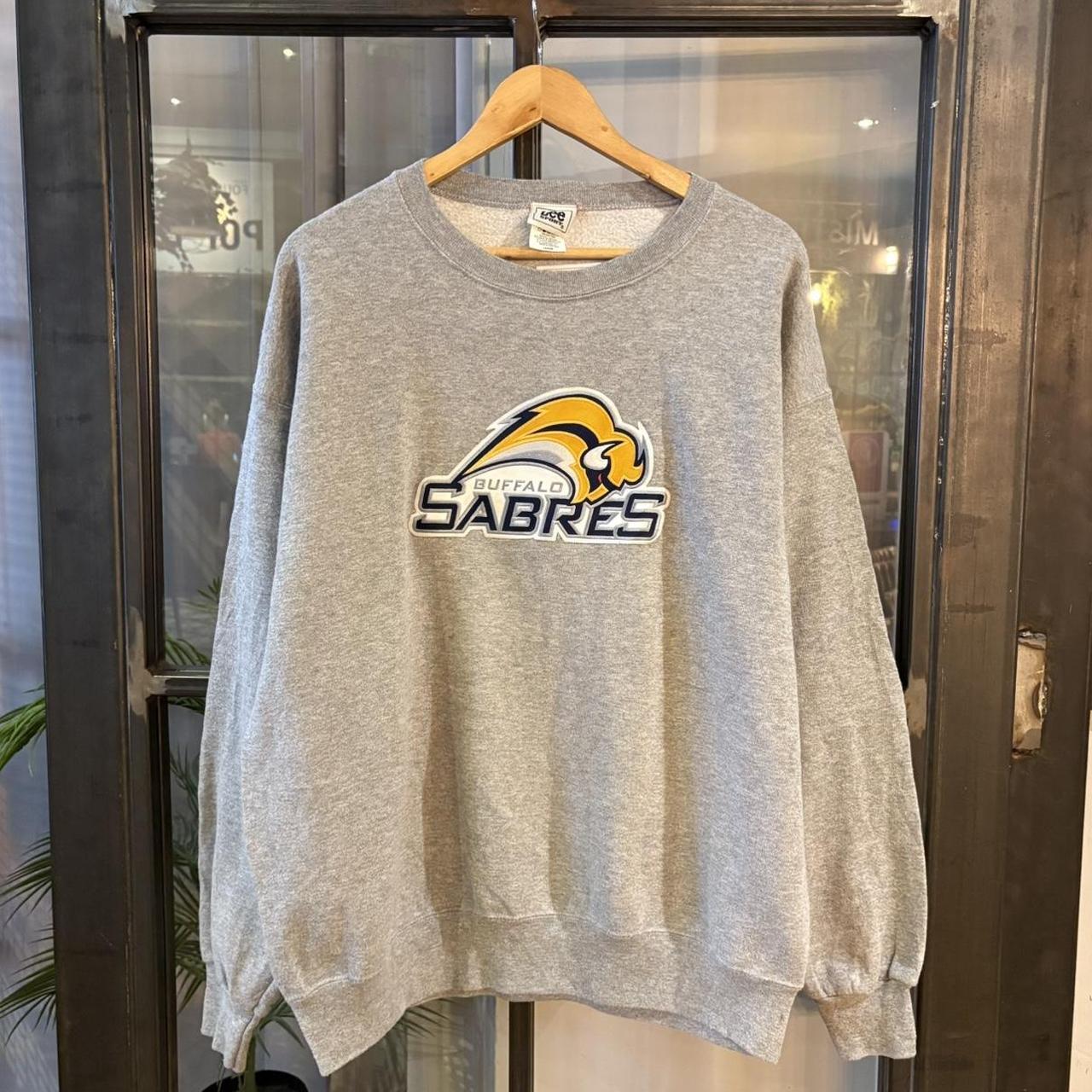 Vintage Retro Essential Grey NHL Buffalo Sabres Ice Hockey Crewneck Jumper Sweatshirt with embroidered patch logo #90s #sportswear #buffalosabres #icehockey #nhl