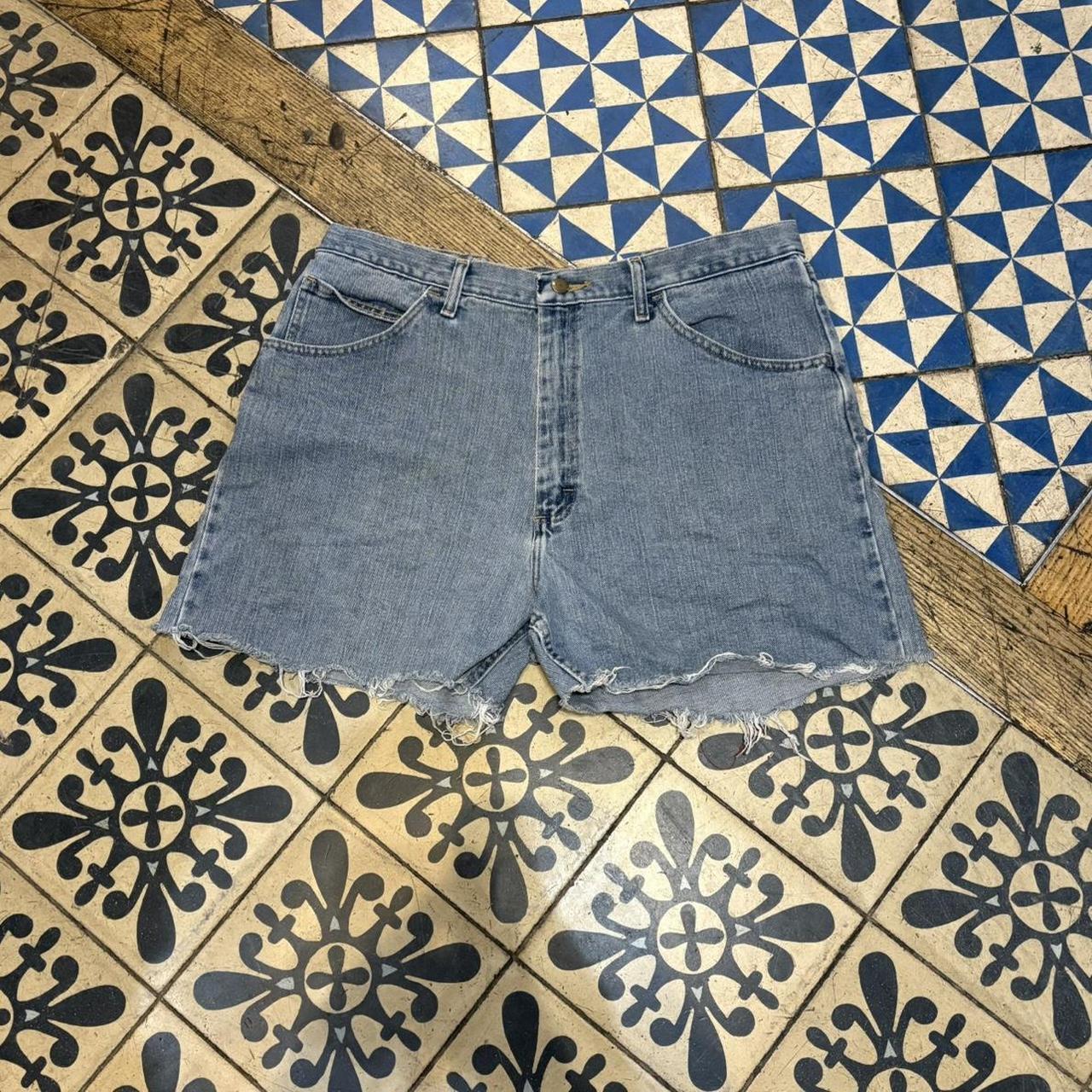 JRT131 - Vintage Retro Essential Wrangler Blue Wash Denim Shorts Jorts with detailed patch Logo carpenter workwear #hiphop #90s #jorts #skater #wrangler