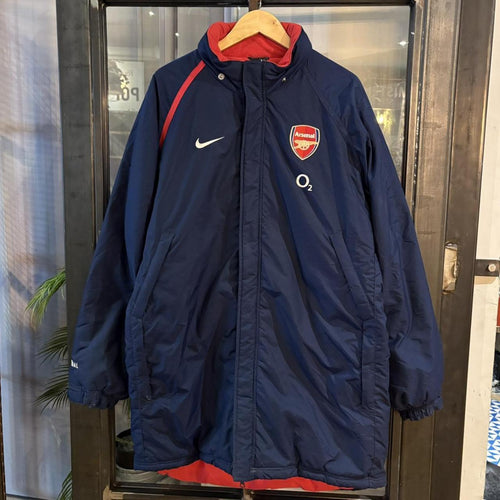 0325F70UF - Vintage Retro Essential Navy Nike O2 Arsenal down puffer padded lined training coach jacket coat with embroidered patch and swoosh logos  #nike #o2 #arsenal #blokecore #football