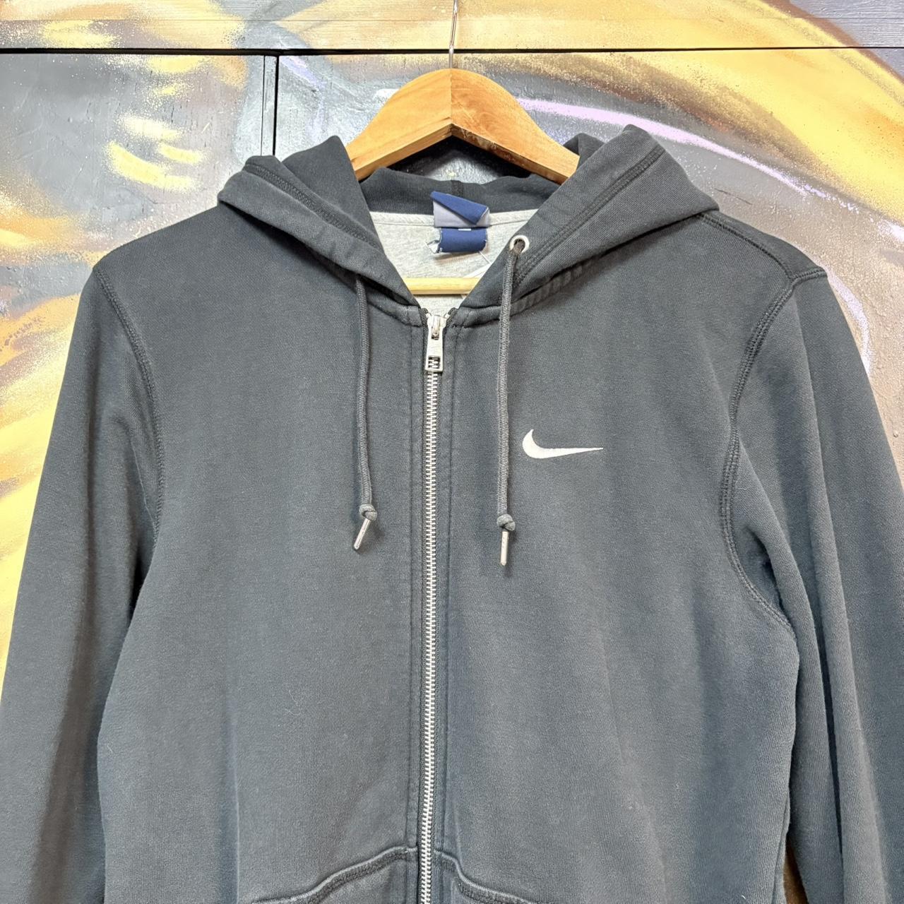 VIN0902F-U - Vintage Retro Essential Black Full Zip Nike Sweatshirt Hoodie with embroidered swoosh logo #90s #sportswear #essential #nike #y2k