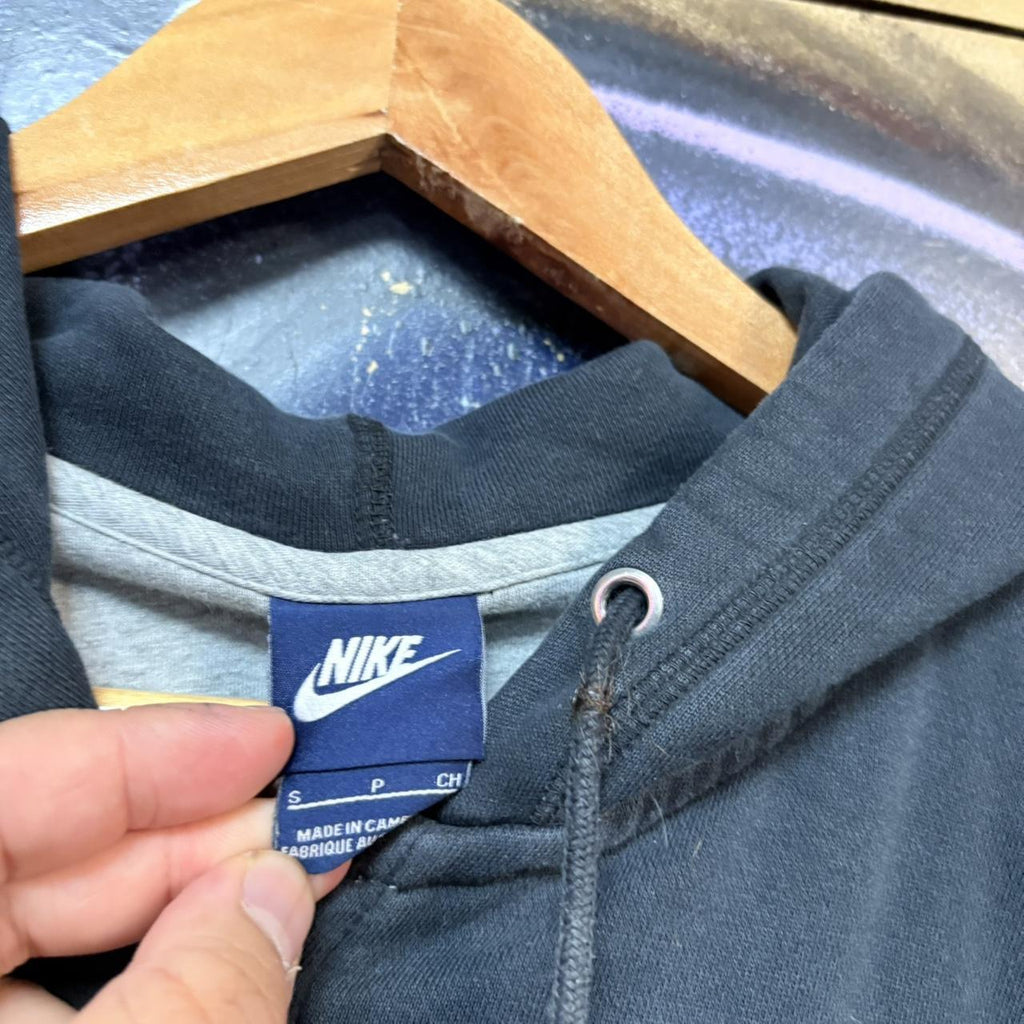VIN0902F-U - Vintage Retro Essential Black Full Zip Nike Sweatshirt Hoodie with embroidered swoosh logo #90s #sportswear #essential #nike #y2k