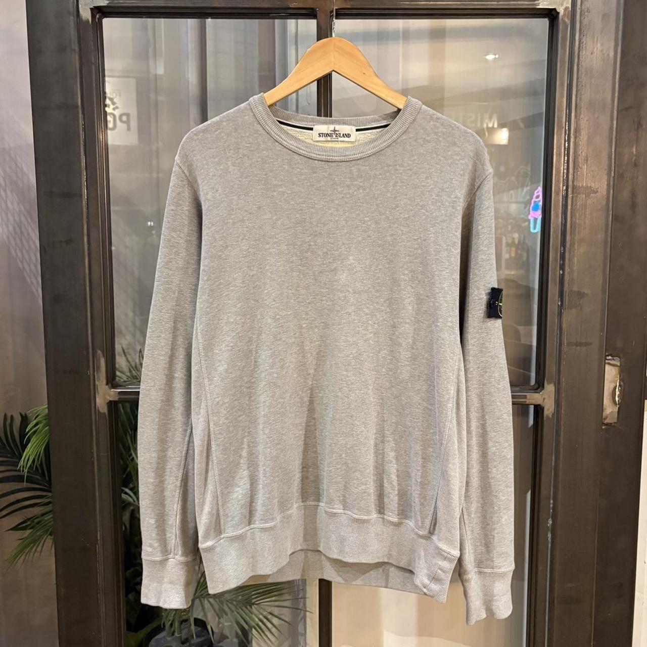 MES1812BI-F - Vintage Retro Essential Grey Stone Island Crewneck Jumper Sweatshirt with iconic embroidered patch logo #blokecore #sportswear #essential #y2k #stoneisland
