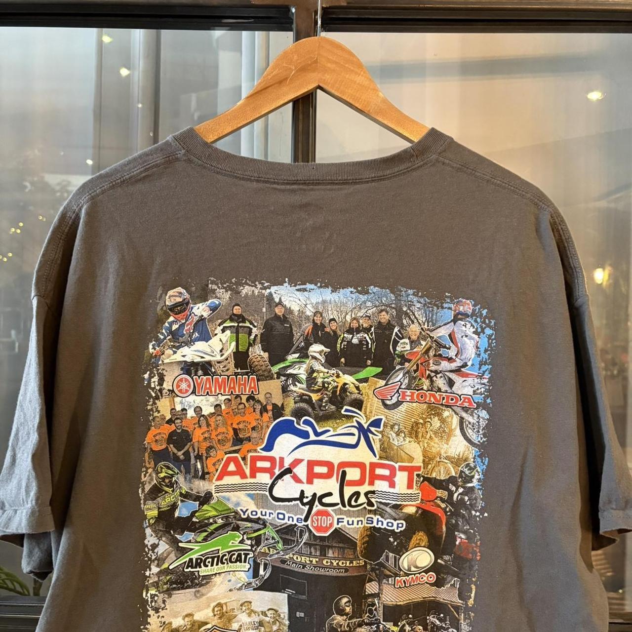 TEE646F - Vintage Retro Essential Dark Grey Arkport ' Your one stop fun shop ' with Harley Davidson, Artic Cat, Suzuki, KYMCO, Honda, Yamaha Sponsorships Graphic Print Top Tee T-shirt #graphic #outdoors #biker #harley #harleydavidson