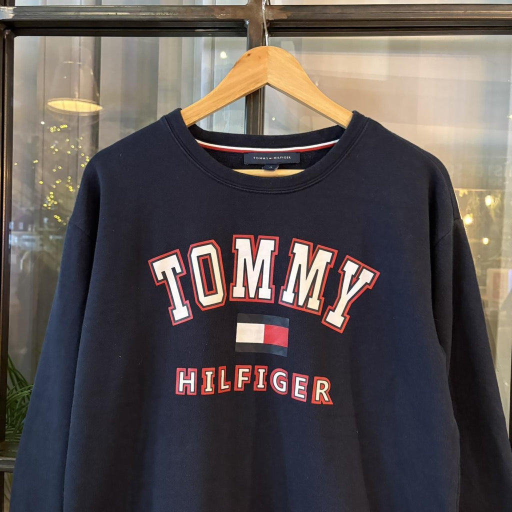 SWT613BR - Vintage Retro Essential Navy Tommy Hilfiger Crewneck Jumper Sweatshirt with spellout print logo #90s #sportswear #spellout #y2k #tommy