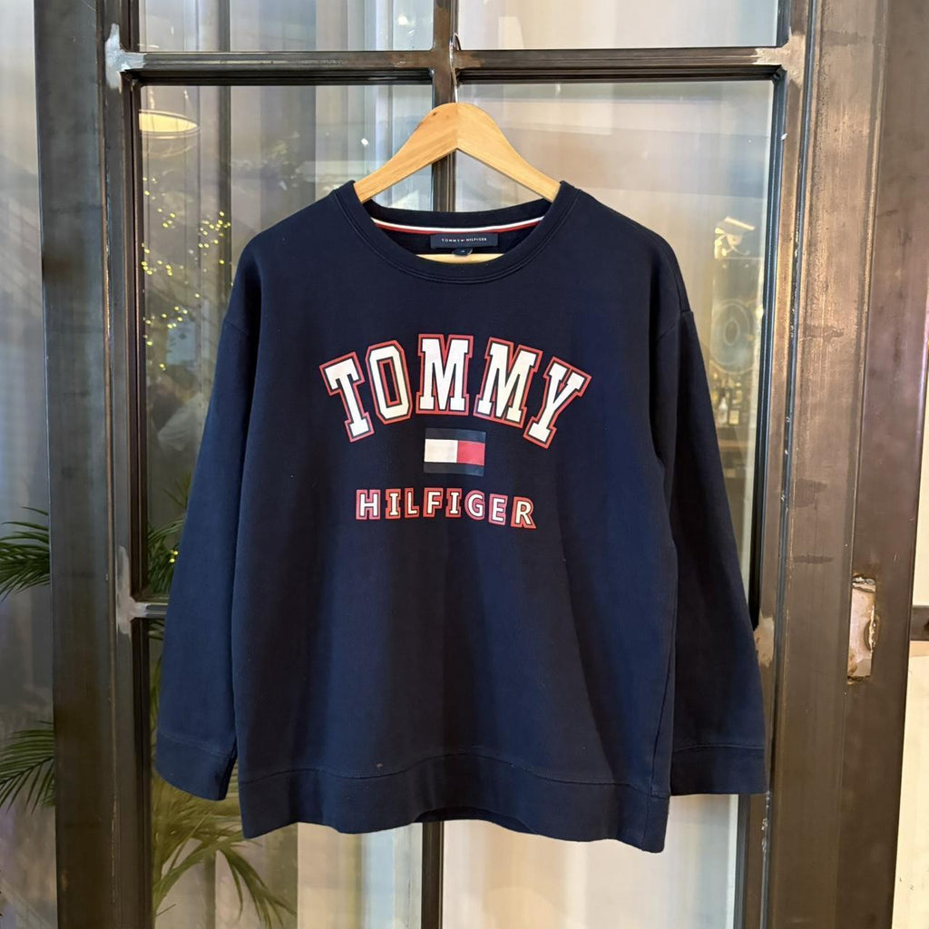 SWT613BR - Vintage Retro Essential Navy Tommy Hilfiger Crewneck Jumper Sweatshirt with spellout print logo #90s #sportswear #spellout #y2k #tommy