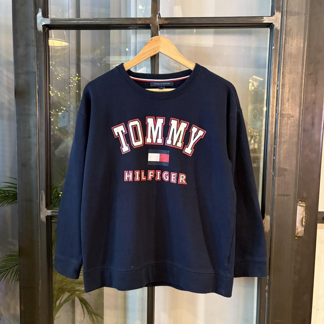 SWT613BR - Vintage Retro Essential Navy Tommy Hilfiger Crewneck Jumper Sweatshirt with spellout print logo #90s #sportswear #spellout #y2k #tommy