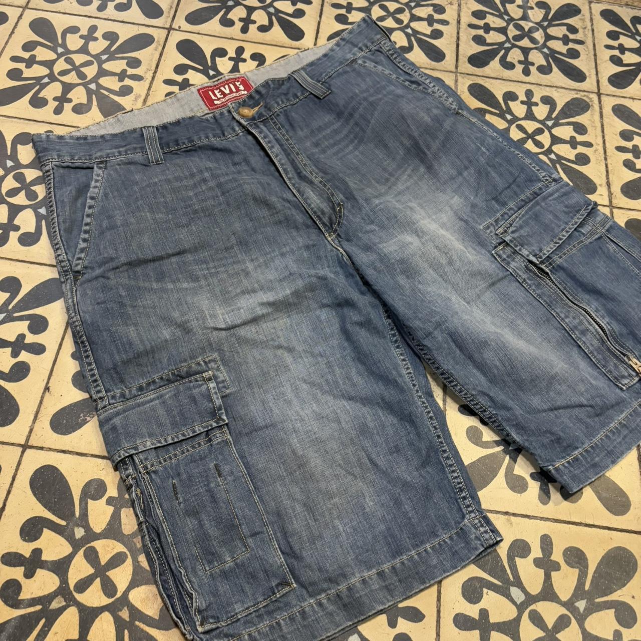 JRT410P - American Vintage Retro Essential Levi's Blue Wash Cargo Denim Shorts Jorts with detailed patch Logo hip hop baggy wide leg 90s 00s y2k grunge streetwear style workwear #hiphop #90s #jorts #skater #levis