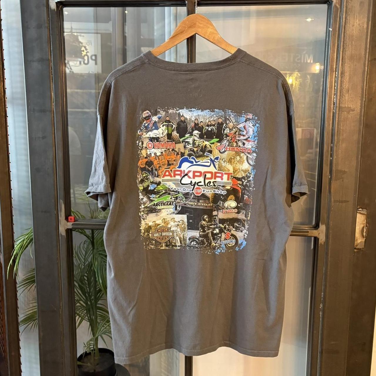 TEE646F - Vintage Retro Essential Dark Grey Arkport ' Your one stop fun shop ' with Harley Davidson, Artic Cat, Suzuki, KYMCO, Honda, Yamaha Sponsorships Graphic Print Top Tee T-shirt #graphic #outdoors #biker #harley #harleydavidson