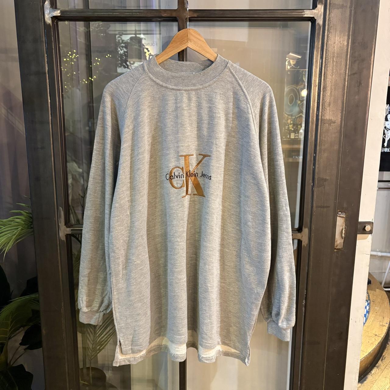 SWT382 - Vintage Retro Essential Grey Calvin Klein Crewneck Jumper Sweatshirt with big spellout embroidered logo #90s #designer #essential #calvinklein