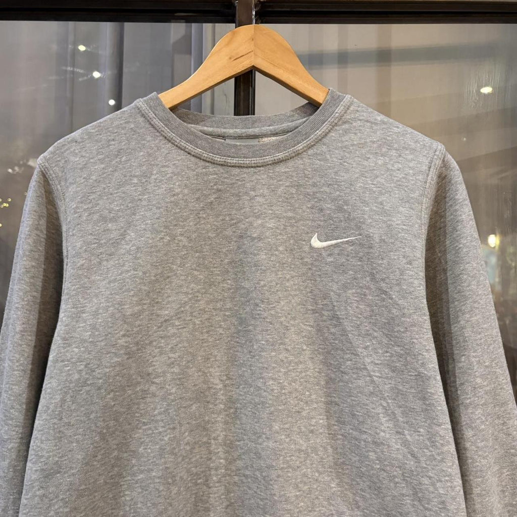 MA2207DB-P - Vintage Retro Essential Grey Nike Crewneck Jumper Sweatshirt with embroidered swoosh logo #90s #sportswear #essential #y2k #nike