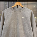 MA2207DB-P - Vintage Retro Essential Grey Nike Crewneck Jumper Sweatshirt with embroidered swoosh logo #90s #sportswear #essential #y2k #nike