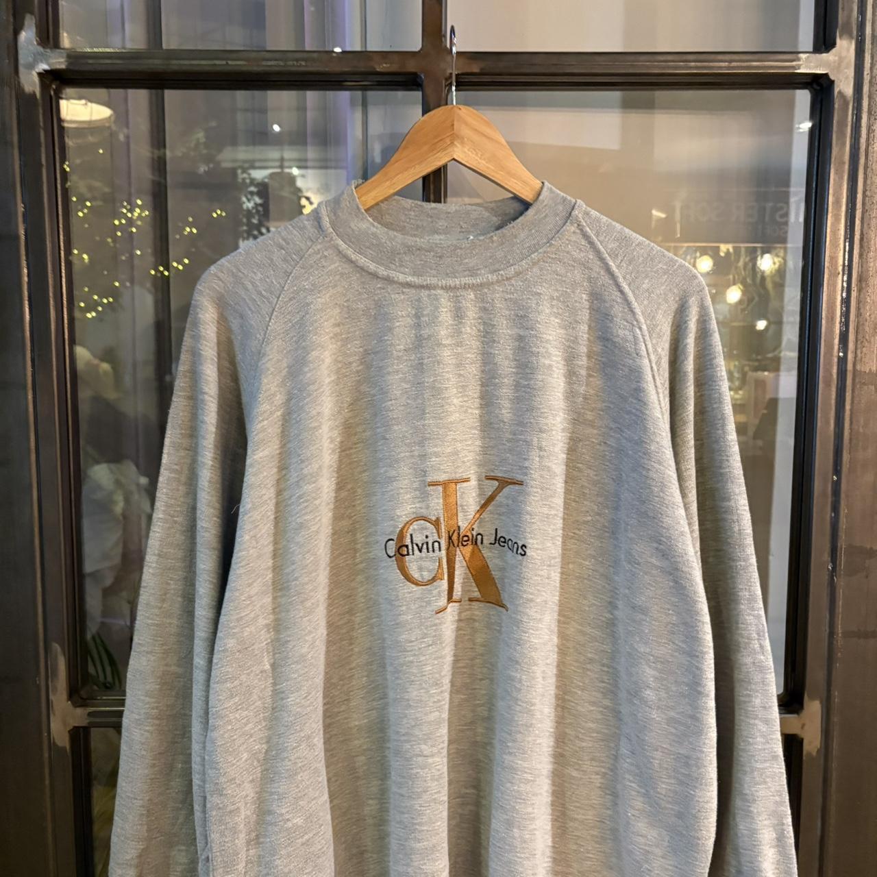 SWT382 - Vintage Retro Essential Grey Calvin Klein Crewneck Jumper Sweatshirt with big spellout embroidered logo #90s #designer #essential #calvinklein