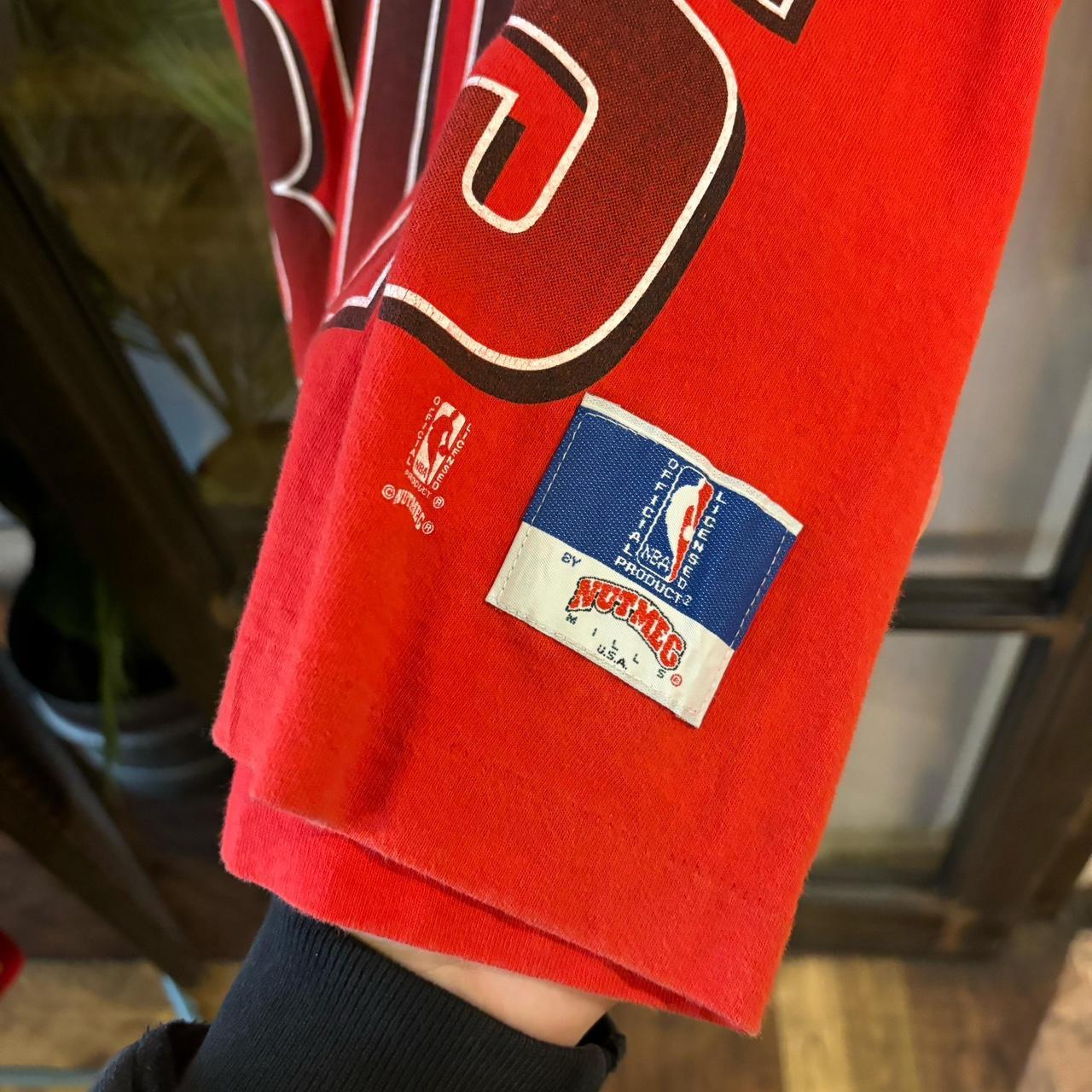 BR1803C-P - Vintage Retro Essential Red NBA Chicago Bulls single stitch Graphic Print Top Tee T-shirt #90s #singlestitch #nba #basketball #chicagobulls