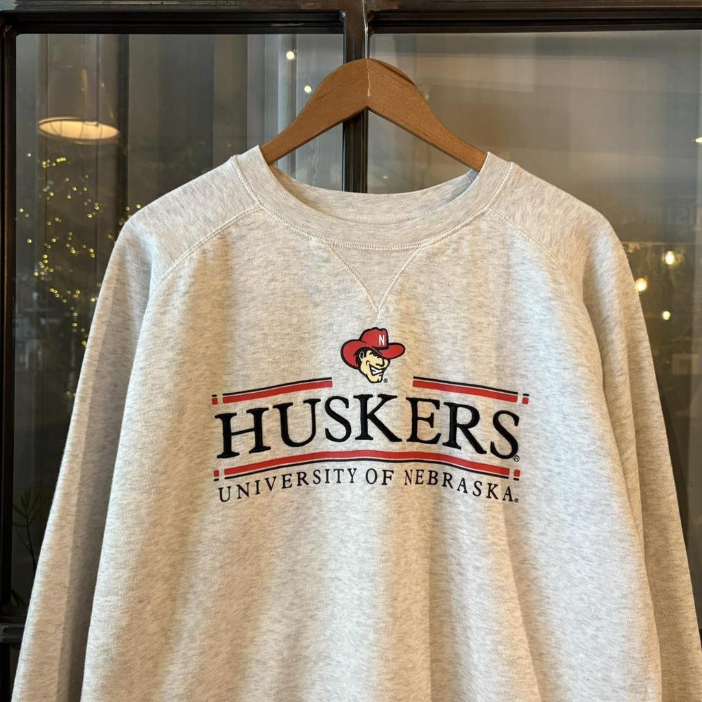 0325G84F - Vintage Retro Essential Light Grey University of Nebraska American Football Crewneck Jumper Sweatshirt with embroidered and print logo #huskers #sportswear #nebraska #y2k #champion