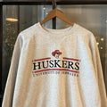 0325G84F - Vintage Retro Essential Light Grey University of Nebraska American Football Crewneck Jumper Sweatshirt with embroidered and print logo #huskers #sportswear #nebraska #y2k #champion