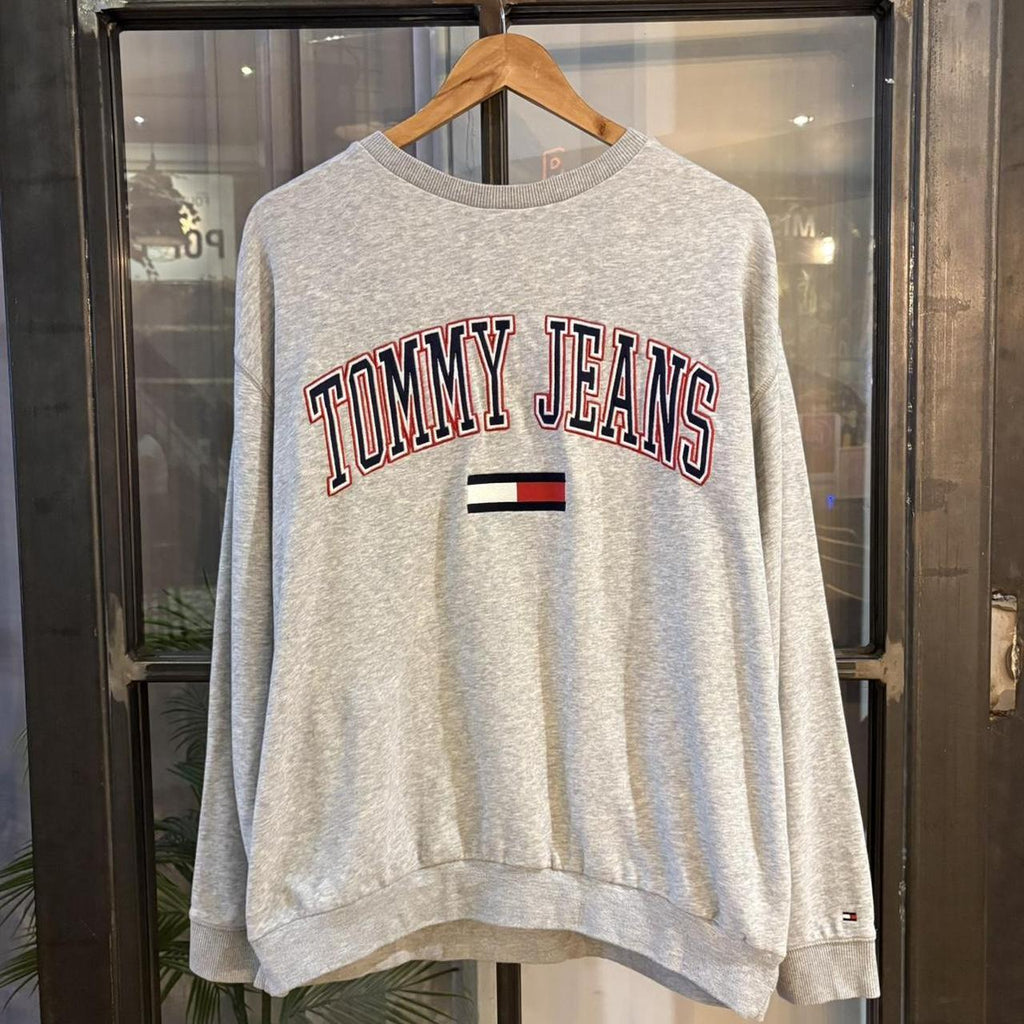 MA2207CC-P - Vintage Retro Essential Grey Tommy Hilfiger Crewneck Jumper Sweatshirt with embroidered patch spell out logo #90s #sportswear #essential #y2k #tommy