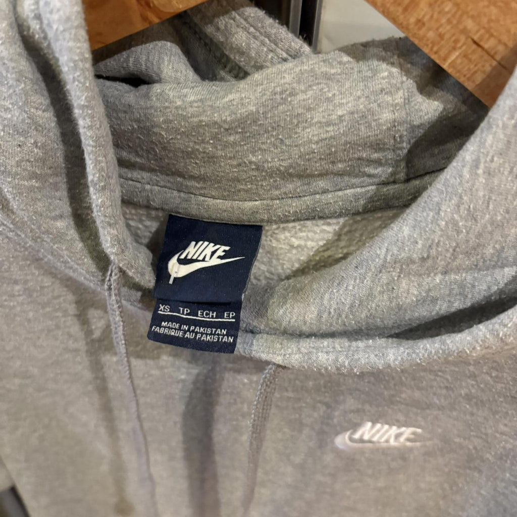 0325G91UF-P - Vintage Retro Essential Grey Nike Sweatshirt Hoodie with embroidered swoosh spell out logo #90s #sportswear #essential #nike #y2k