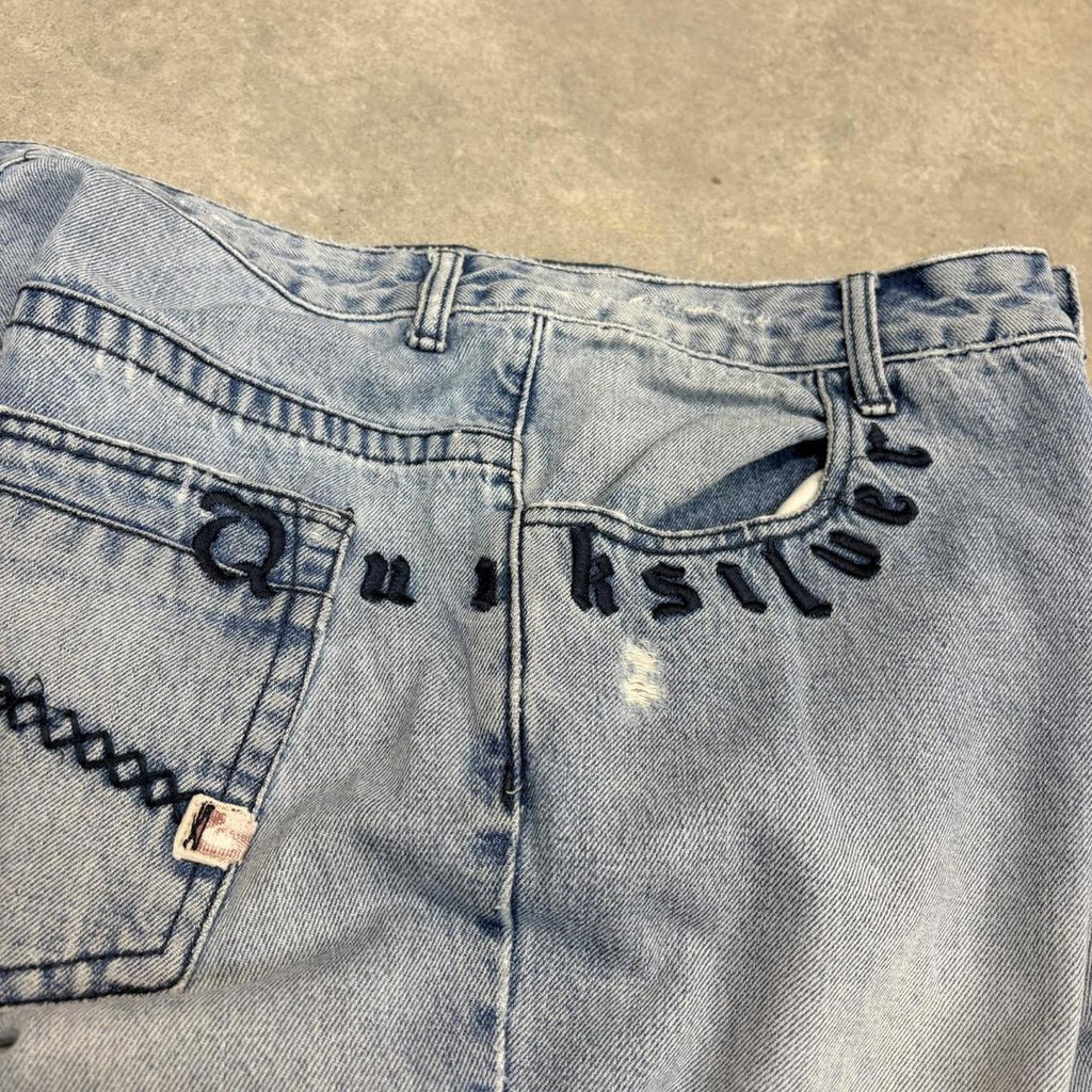 MES0901K-U - Vintage retro essential Quiksilver Light Blue Wash Denim Straight Leg Y2k Jeans Trousers pants with light  distressing and embroidered logos #denim #straightleg #quiksilver #surfer #y2k