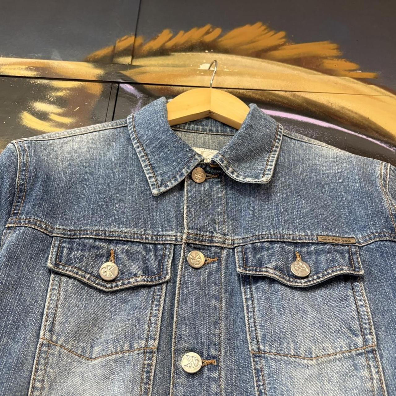BR2401EV-U - Vintage Retro Essential Calvin Klein Blue Denim Wash Button Up Trucker Jacket #workwear #designer #truckerjacket #denim #calvinklein