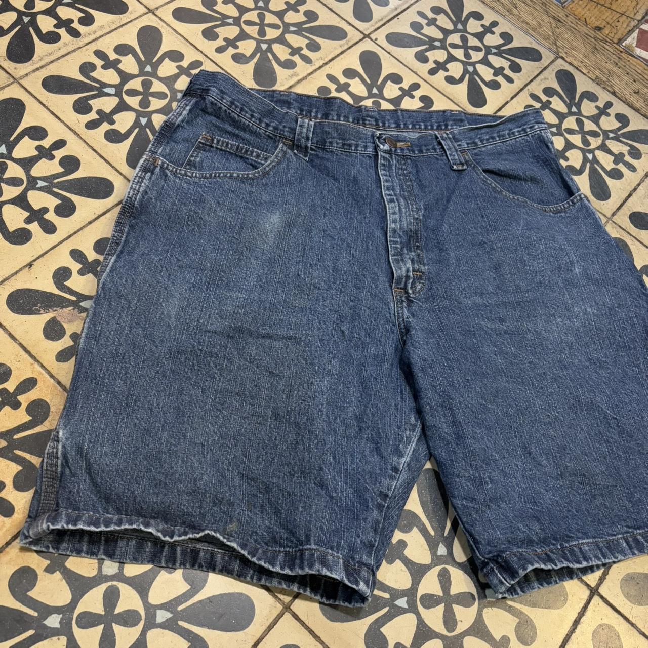 JRT438P - American Vintage Retro Essential Wrangler Blue Wash Denim Shorts Jorts with detailed patch Logo hip hop baggy wide leg 90s 00s y2k grunge streetwear style workwear #hiphop #90s #jorts #skater #wrangler