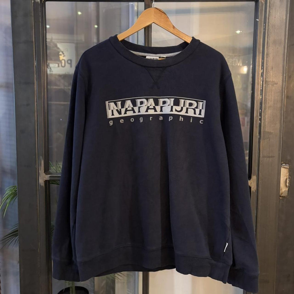 MA0202L-F - Vintage Retro Essential Navy Napapijri Geographic Crewneck Jumper Sweatshirt with spell out print logo #90s #sportswear #essential #y2k #napapijri