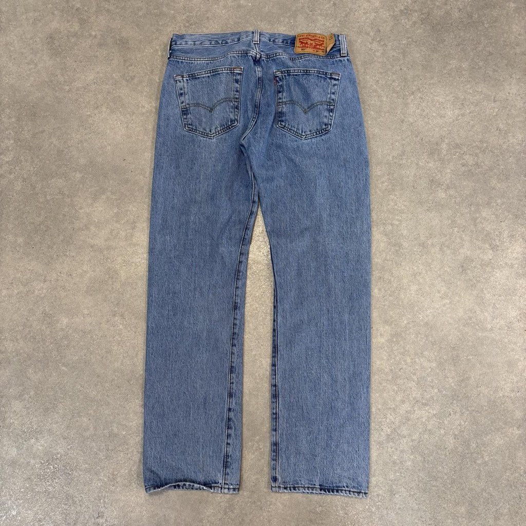 Vintage Levi's 501 Jeans Mens 34x32 Mid Blue Denim Wash Straight Leg Trousers Cowboy Western USA 90s Y2K