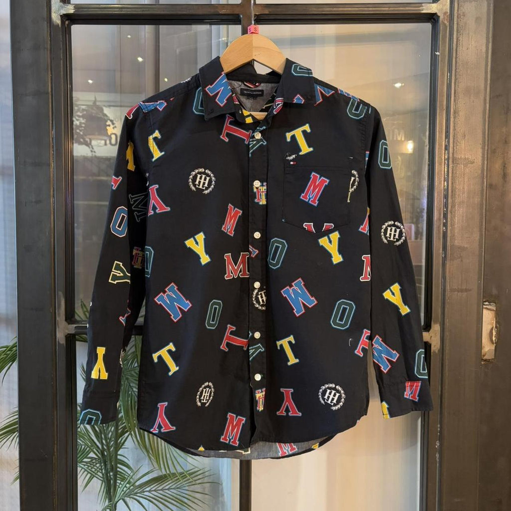 BR2804BG-P - Vintage Tommy Hilfiger All Over Letter Logo Print Black Longsleeve collared button up polo shirt top #Y2K #preppy #tommy #smartcasual #oldmoney