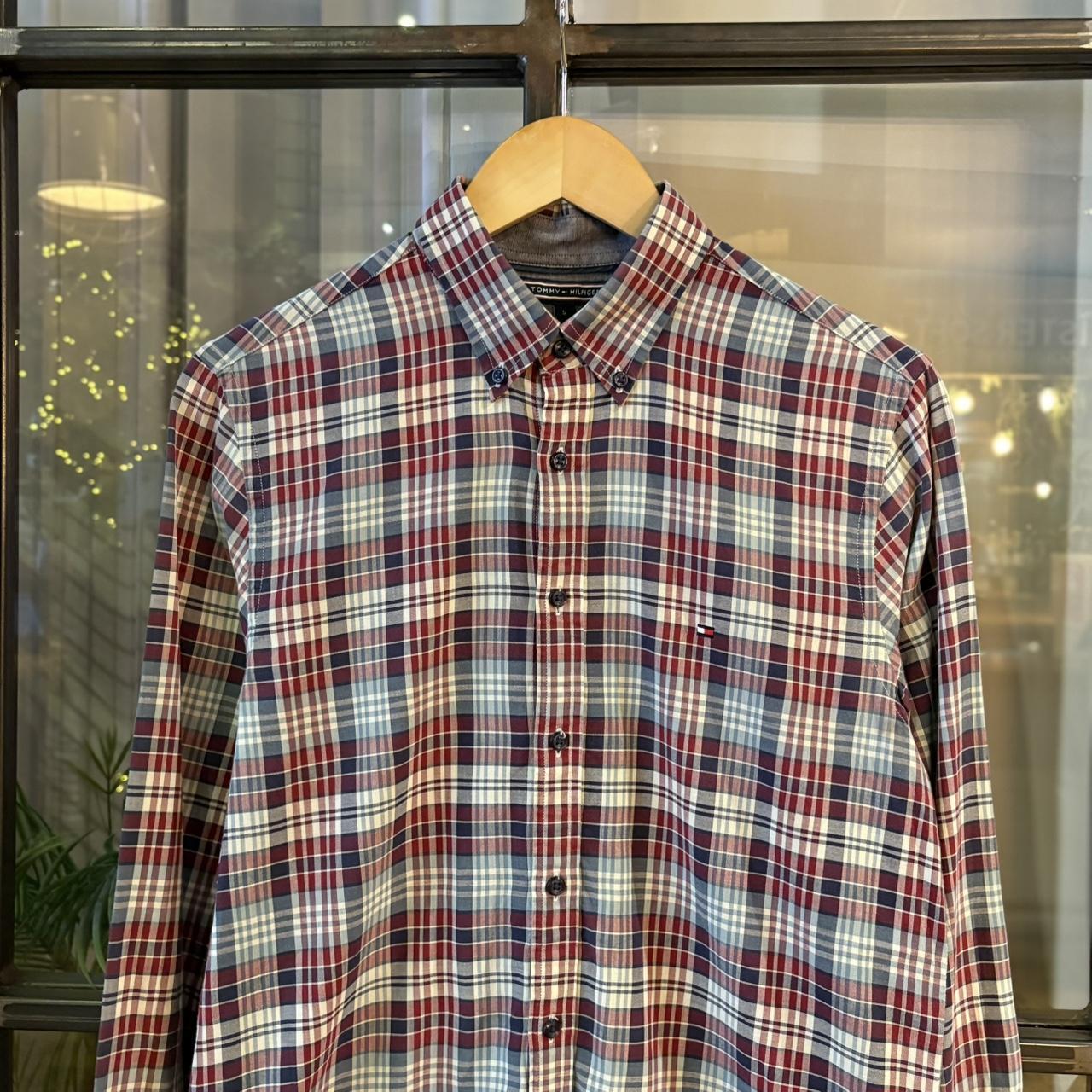 0125B50P - Vintage Tommy Hilfiger Burgundy and Navy Check Longsleeve collared button up polo shirt top #Y2K #preppy #chiefkeef #smartcasual #oldmoney