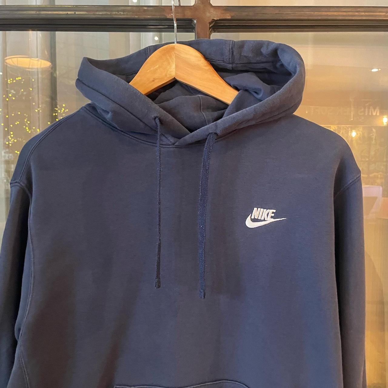 0325I05P - Vintage Retro Essential Navy Nike Sweatshirt Hoodie with swoosh embroidered logo #90s #sportswear #essential #nike #y2k