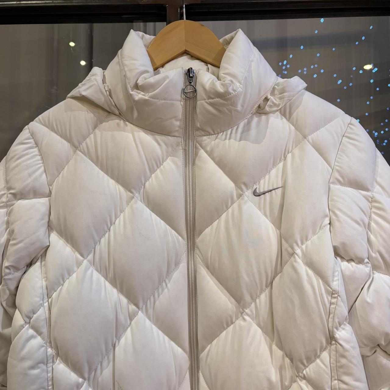 MES2710AQ-U - Vintage Retro Essential White Nike feather down puffer padded jacket coat #gorpcore #down #puffer #outdoor #nike