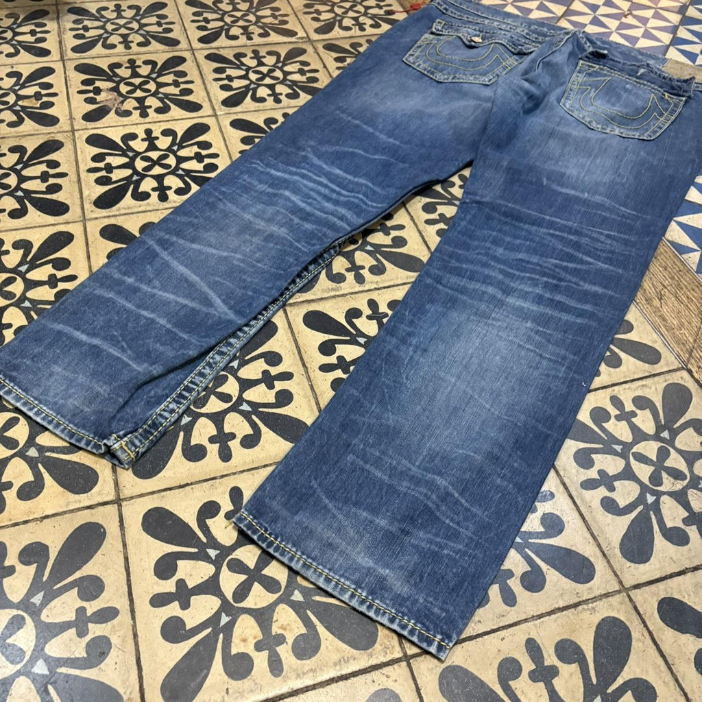 0325D13UF - Vintage retro essential True Religion Blue Wash Denim Jeans Trousers pants with gold contrast logo detailing stitching #denim #truereligon #slimfit #embroidered #contraststitching