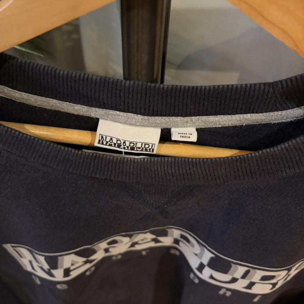 MA0202L-F - Vintage Retro Essential Navy Napapijri Geographic Crewneck Jumper Sweatshirt with spell out print logo #90s #sportswear #essential #y2k #napapijri