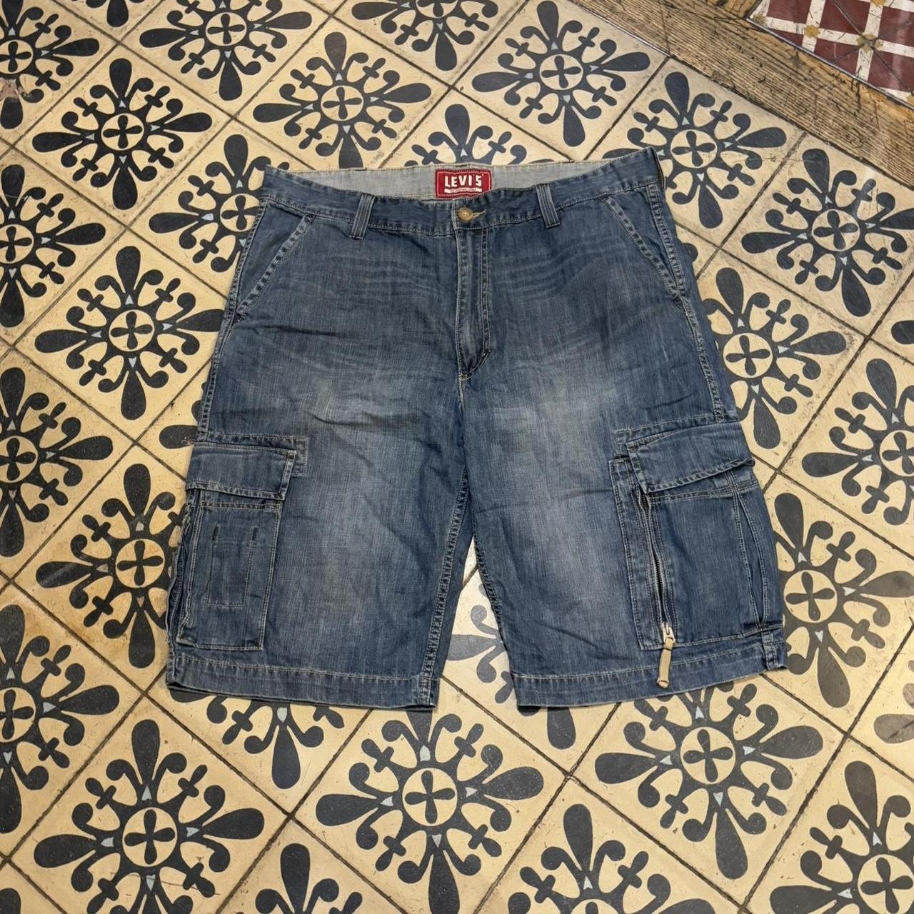 JRT410P - American Vintage Retro Essential Levi's Blue Wash Cargo Denim Shorts Jorts with detailed patch Logo hip hop baggy wide leg 90s 00s y2k grunge streetwear style workwear #hiphop #90s #jorts #skater #levis