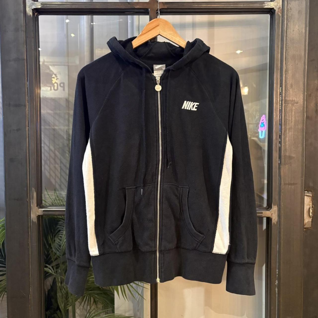 MA0109BX-F - Vintage Retro Essential Black Nike Full Zip Sweatshirt Hoodie with embroidered block spell out logo #90s #sportswear #essential # brand #y2k