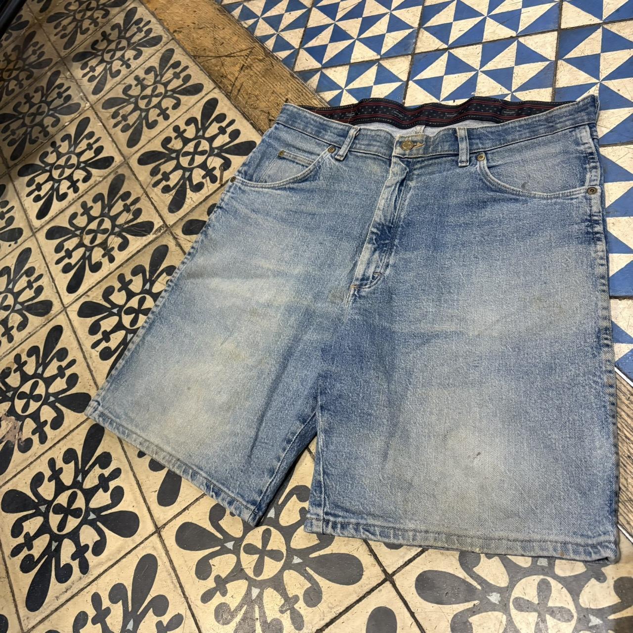 JRT120 - Vintage Retro Essential Wrangler Blue Wash Denim Shorts Jorts with detailed patch Logo carpenter workwear #hiphop #90s #jorts #skater #wrangler