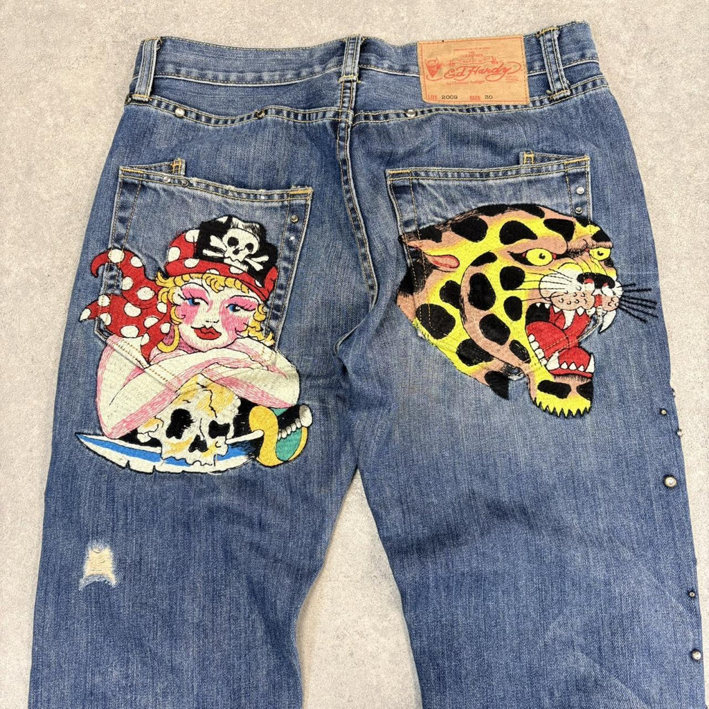 CP2504A-U - Vintage retro essential  Ed Hardy Distressed Studded Blue Wash Denim Jeans Trousers pants with embroidered jaguar and lady pocket patches #studded #embroidered #edhardy #jeans #y2k